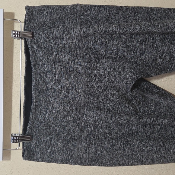 Beyond Yoga Heather Grey High Waisted Cropped Capri Leggings Size 1X - Picture 6 of 12